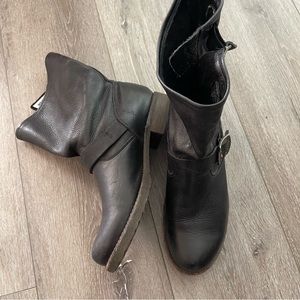 LAST CHANCE Frye Women’s Black Leather Vicky Motorcycle Combat Boots Size 8